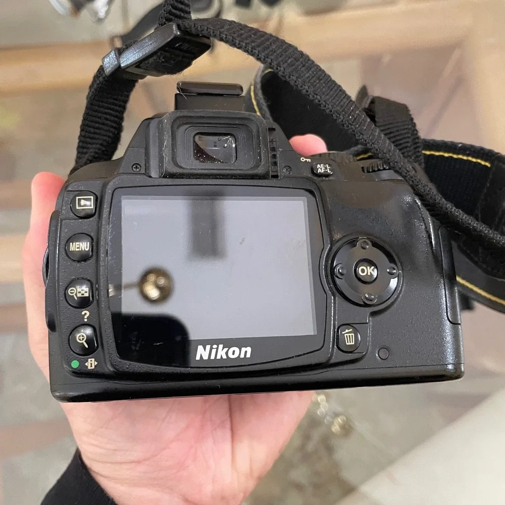 Nikon D40 Digital SLR Camera Body Black with Battery Charger and Strap